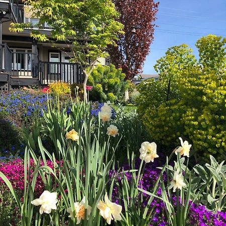 Lovely J Home -Stunning River View Cozy Two Bedroom Private Suite New Westminster Esterno foto