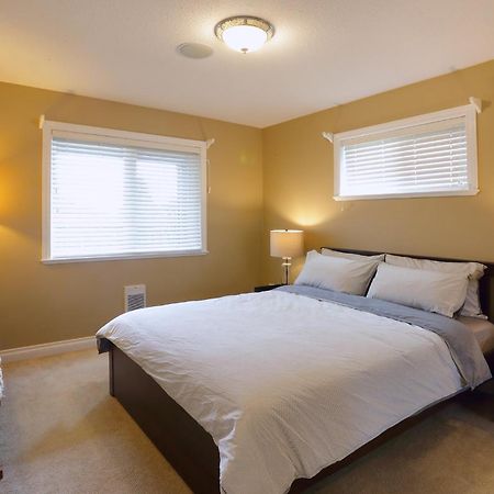 Lovely J Home -Stunning River View Cozy Two Bedroom Private Suite New Westminster Esterno foto