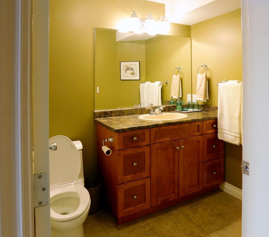 Lovely J Home -Stunning River View Cozy Two Bedroom Private Suite New Westminster Esterno foto