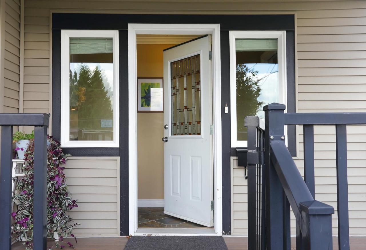 Lovely J Home -Stunning River View Cozy Two Bedroom Private Suite New Westminster Esterno foto