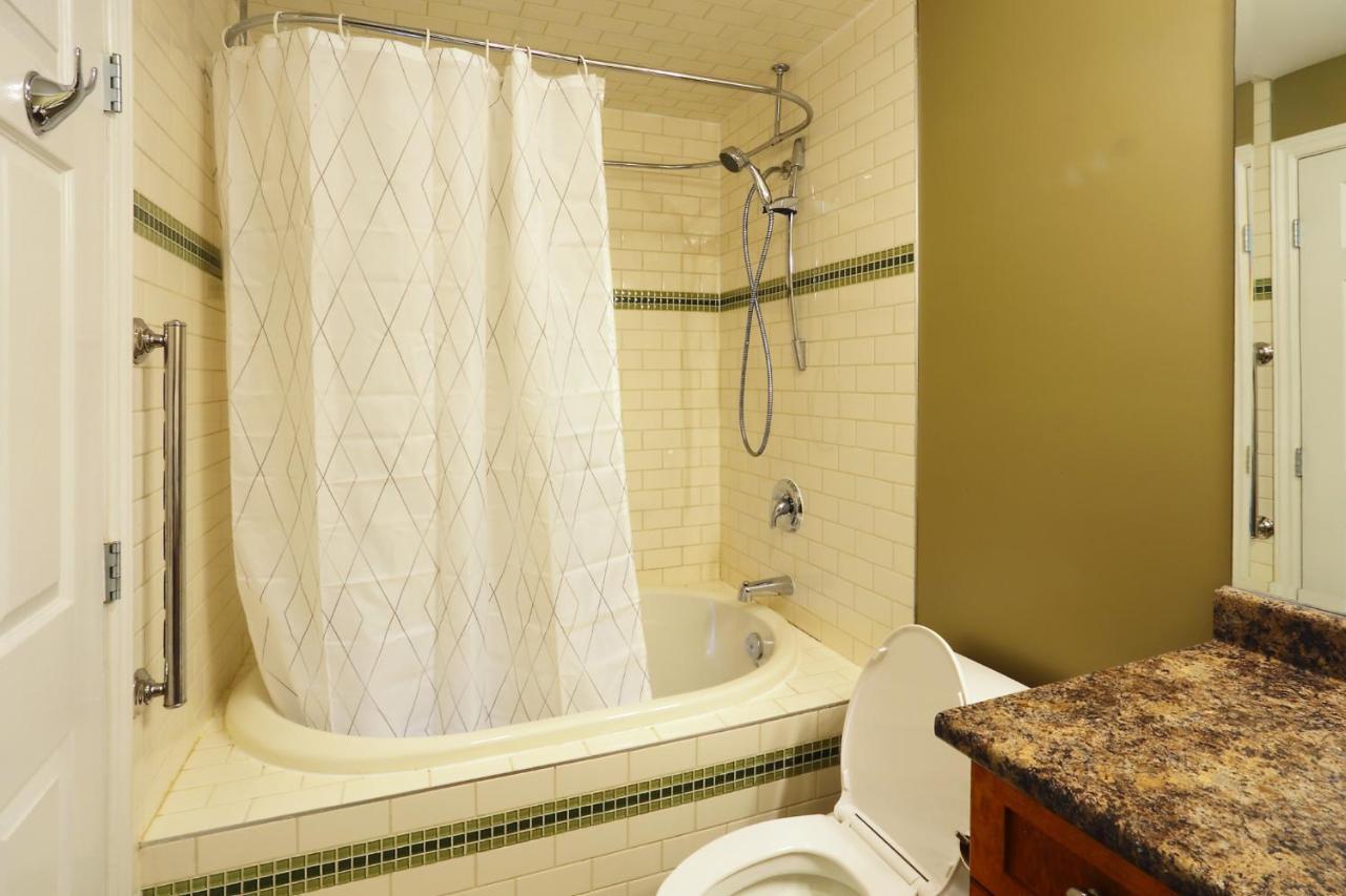 Lovely J Home -Stunning River View Cozy Two Bedroom Private Suite New Westminster Esterno foto