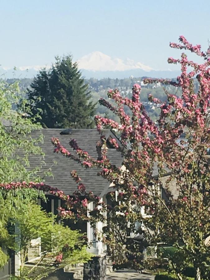 Lovely J Home -Stunning River View Cozy Two Bedroom Private Suite New Westminster Esterno foto