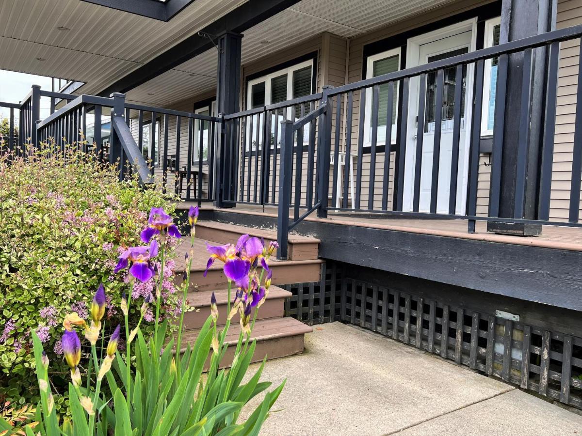 Lovely J Home -Stunning River View Cozy Two Bedroom Private Suite New Westminster Esterno foto