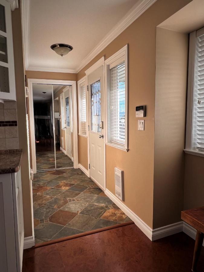 Lovely J Home -Stunning River View Cozy Two Bedroom Private Suite New Westminster Esterno foto