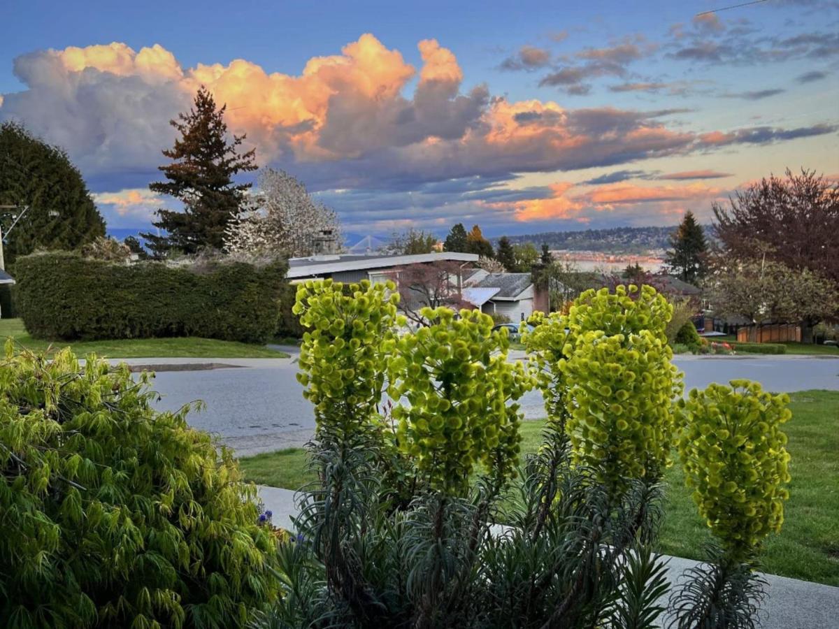 Lovely J Home -Stunning River View Cozy Two Bedroom Private Suite New Westminster Esterno foto