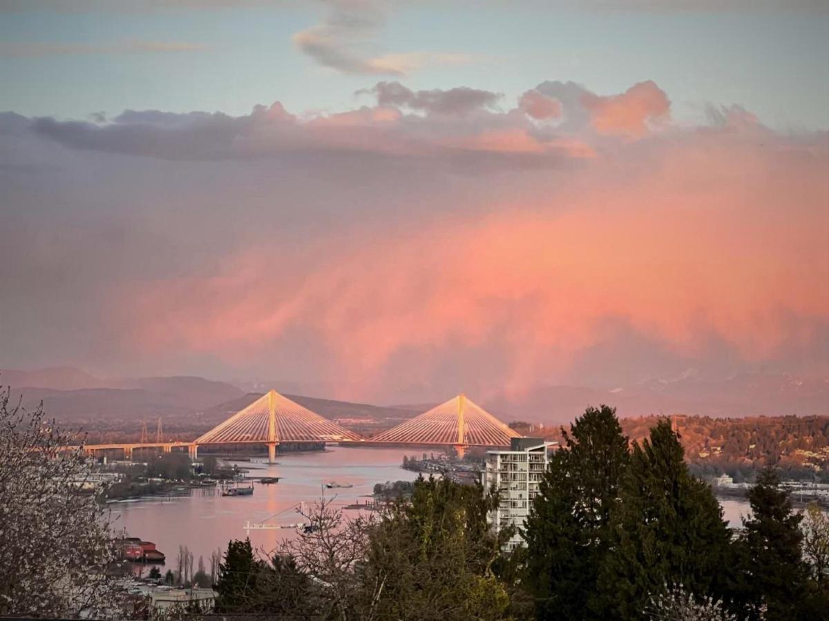 Lovely J Home -Stunning River View Cozy Two Bedroom Private Suite New Westminster Esterno foto