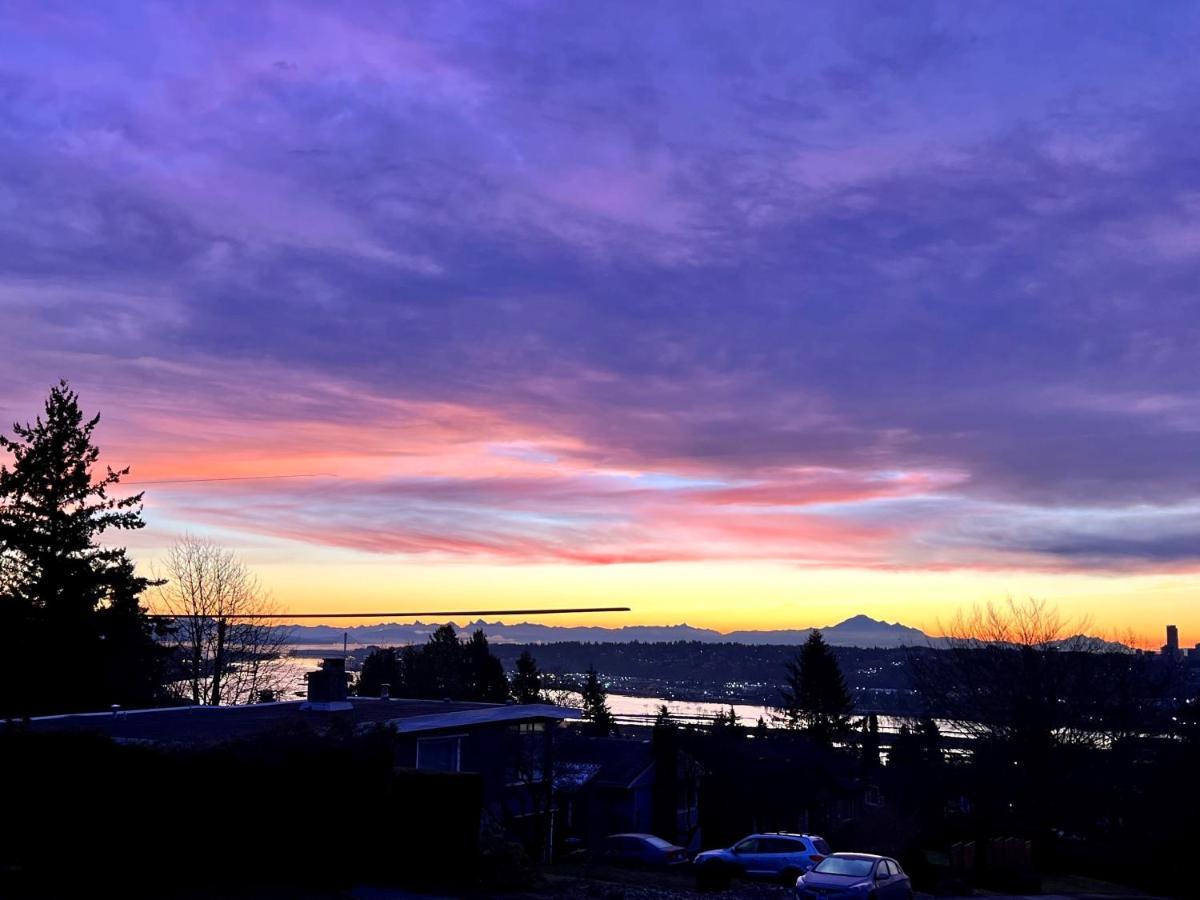 Lovely J Home -Stunning River View Cozy Two Bedroom Private Suite New Westminster Esterno foto